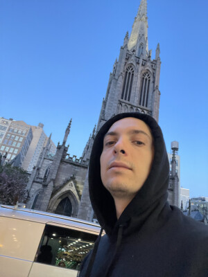 Chris is looking for a Room / Studio / Apartment in New York